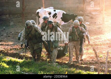 KEIN FILM, KEIN VIDEO, KEIN TV, KEINE DOKUMENTATION - Marines Echo Company, 2. Bataillon 4. Marines tragen eine tödlich verwundete CPL. John T. Sims nach einem Feuergefecht in Ramadi, Irak, am 9. April 2004. Foto von David Swanson/Philadelphia Inquirer/KRT/ABACA. Stockfoto