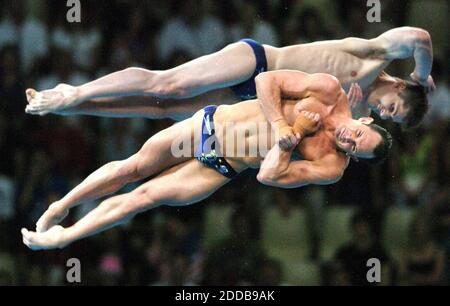 KEIN FILM, KEIN VIDEO, KEIN Fernsehen, KEIN DOKUMENTARFILM - die Australier Mathew Helm und Robert Newbery treten am Samstag, den 14. August 2004, bei den Olympischen Spielen 2004 in Athen, Griechenland, beim 10 Meter langen Synchrontauchwettbewerb an. Foto von Joe Rossi/KRT/ABACA Stockfoto