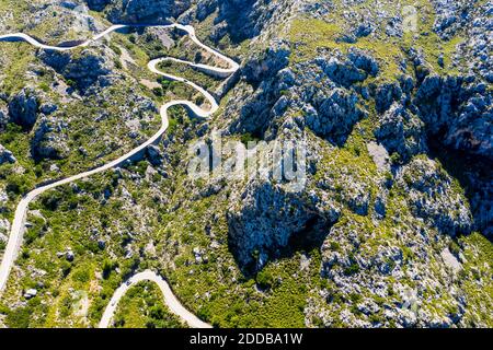 Spanien, Mallorca, Hubschrauber Blick auf Ma-2141 Autobahn gewunden in Serra de Tramuntana im Sommer Stockfoto