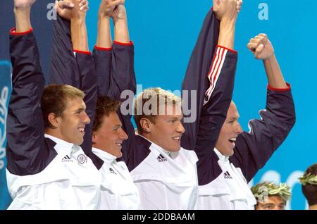 KEIN FILM, KEIN VIDEO, KEIN Fernsehen, KEINE DOKUMENTATION - Michael Phelps, Left, und andere Mitglieder des US-amerikanischen 4x200-Meter-Staffelteams, von links, Ryan Lochte, Peter Vanderkaay, Klete Keller feiern den Gewinn der Goldmedaille am Dienstag, 17. August 2004, während der Olympischen Spiele 2004. Foto von Julian Gonzalez/Detroi Stockfoto