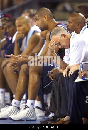 KEIN FILM, KEIN VIDEO, KEIN Fernsehen, KEIN DOKUMENTARFILM - Larry Brown, Cheftrainer der US-Basketballmannschaft, hängt seinen Kopf, als sein Team bei den Olympischen Spielen 2004 am Samstag, den 21. August 2004 in Athen-Griechenland nach Litauen fällt. Foto von David Eulitt/KRTABACA Stockfoto