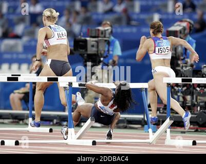 KEIN FILM, KEIN VIDEO, KEIN Fernsehen, KEIN DOKUMENTARFILM - Gail Devers of the United States fällt in die 100-Meter-Hürden Qualifying bei den Olympischen Spielen 2004 am Sonntag, 22. August 2004. Foto von Ron Cortes/Philadelphia Inquirer/KRT/ABACA Stockfoto