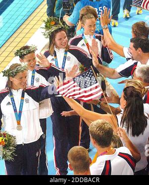 KEIN FILM, KEIN VIDEO, KEIN Fernsehen, KEIN DOKUMENTARFILM - Mitglieder der US-Frauen 4x100 Medley-Staffel feiern den Gewinn der Silbermedaille bei den Olympischen Spielen 2004 am Samstag, 21. August 2004, in Athen-Griechenland. Foto von Patrick Schneider/KRT/ABACA. Stockfoto