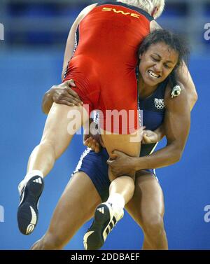 KEIN FILM, KEIN VIDEO, KEIN Fernsehen, KEIN DOKUMENTARFILM - Anna Gomis aus Frankreich hob ihre Gegnerin Ida-Theres Karlsson aus Schweden auf dem Weg zur Bronzemedaille im 55 kg schweren Freestyle Wrestling der Frauen während der Olympischen Spiele 2004 in der Ano Liossia Hall in Athen-Griechenland am Montag, den 23. August 2004. Gomis gewonnen Stockfoto