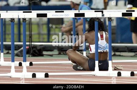 KEIN FILM, KEIN VIDEO, KEIN TV, KEIN DOKUMENTARFILM - Gail Devers aus den Vereinigten Staaten sitzt auf der Strecke, nachdem sie die 100-Meter-Hürden beim Qualifying bei den Olympischen Spielen 2004 am Sonntag, 22. August 2004, überwunden haben. Foto von Ron Cortes/Philadelphia Inquirer/KRT/ABACA Stockfoto