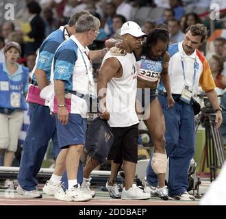 KEIN FILM, KEIN VIDEO, KEIN TV, KEIN DOKUMENTARFILM - Gail Devers aus den Vereinigten Staaten wird von der Strecke geholfen, nachdem sie in den 100-Meter-Hürden Qualifying bei den Olympischen Spielen 2004 am Sonntag, 22. August 2004 gefallen. Foto von Ron Cortes/Philadelphia Inquirer/KRT/ABACA Stockfoto