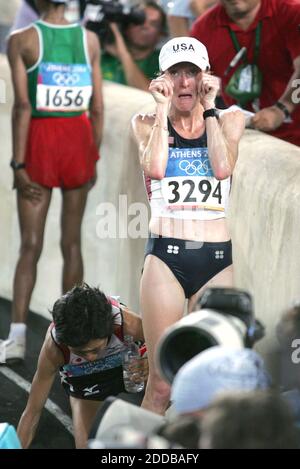 KEIN FILM, KEIN VIDEO, KEIN Fernsehen, KEIN DOKUMENTARFILM - Deena Kastor aus den Vereinigten Staaten feiert ihre Bronzemedaille beim Marathon bei den Olympischen Spielen 2004 am Sonntag, den 22. August 2004 in Athen. Foto von Al Diaz/Miami Herald/KRT/ABACA. Stockfoto