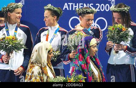 KEIN FILM, KEIN VIDEO, KEIN Fernsehen, KEIN DOKUMENTARFILM - Mitglieder der US-Frauen 4x100 Medley-Staffel feiern den Gewinn der Silbermedaille bei den Olympischen Spielen 2004 am Samstag, 21. August 2004, in Athen-Griechenland. Foto von Patrick Schneider/KRT/ABACA Stockfoto