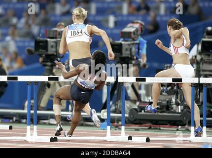 KEIN FILM, KEIN VIDEO, KEIN Fernsehen, KEIN DOKUMENTARFILM - Gail Devers of the United States fällt in die 100-Meter-Hürden Qualifying bei den Olympischen Spielen 2004 am Sonntag, 22. August 2004. Foto von Ron Cortes/Philadelphia Inquirer/KRT/ABACA Stockfoto