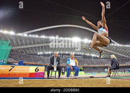 KEIN FILM, KEIN VIDEO, KEIN Fernsehen, KEIN DOKUMENTARFILM - Marion Jones aus den Vereinigten Staaten startet am Mittwoch, 25. August 2004, in den Qualifikationsrunden des Weitsprungs im Olympiastadion. Foto von Al Diaz/Miami Herald/KRT/ABACA Stockfoto