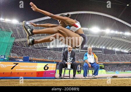 KEIN FILM, KEIN VIDEO, KEIN Fernsehen, KEIN DOKUMENTARFILM - Marion Jones aus den Vereinigten Staaten startet am Mittwoch, 25. August 2004, in den Qualifikationsrunden des Weitsprungs im Olympiastadion. Foto von Al Diaz/Miami Herald/KRT/ABACA Stockfoto