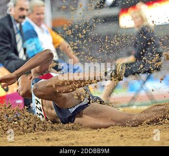 KEIN FILM, KEIN VIDEO, KEIN Fernsehen, KEIN DOKUMENTARFILM - Marion Jones aus den Vereinigten Staaten startet am Mittwoch, 25. August 2004, in den Qualifikationsrunden des Weitsprungs im Olympiastadion. Foto von Al Diaz/Miami Herald/KRT/ABACA Stockfoto