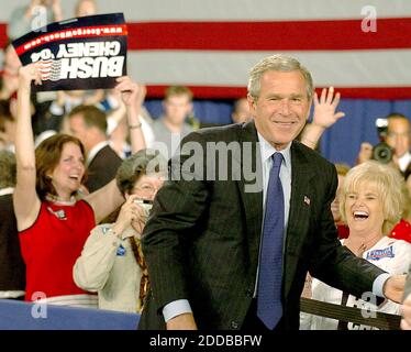 KEIN FILM, KEIN VIDEO, KEIN Fernsehen, KEIN DOKUMENTARFILM - US-Präsident George W. Bush wird am 17. September 2004 beim Betreten des Charlotte Merchandise Mart in Charlotte, North Carolina, mitreißend begrüßt. Foto von Christopher A. Recoord/Charlotte Observer/KRT/ABACA. Stockfoto