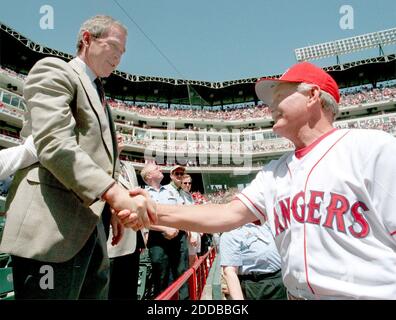 KEIN FILM, KEIN VIDEO, KEIN Fernsehen, KEIN DOKUMENTARFILM - Gouverneur George W. Bush und Manager Johnny Oates schütteln sich die Hände vor dem Eröffnungstag Spiel. Texas Rangers gegen Detroit Tigers, Eröffnungsspiel für die Saison 1999 im Ballpark in Arlington am 5. April 1999. Foto von Rick Moon/Fort Worth Star-Telegram/KRT/ABACA. Stockfoto