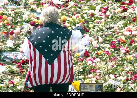 KEIN FILM, KEIN VIDEO, KEIN Fernsehen, KEINE DOKUMENTATION - Familien der Opfer nehmen am Samstag, dem 11. September 2004, anlässlich des dritten Jahrestages der Terroranschläge am World Trade Center Teil. Foto von Alejandra Villa/Newsday/KRT/ABACA. Stockfoto