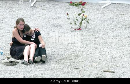 KEIN FILM, KEIN VIDEO, KEIN Fernsehen, KEINE DOKUMENTATION - Familien der Opfer nehmen am Samstag, dem 11. September 2004, anlässlich des dritten Jahrestages der Terroranschläge am World Trade Center Teil. Foto von Alejandra Villa/Newsday/KRT/ABACA. Stockfoto