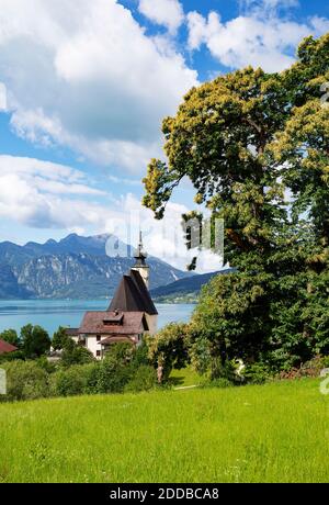 Österreich, Oberösterreich, Steinbach am Attersee, ländliche Stadt am Attersee im Sommer Stockfoto