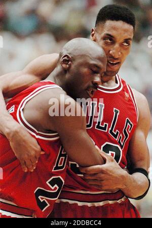 KEIN FILM, KEIN VIDEO, KEIN TV, KEINE DOKUMENTATION - Chicago Bulls Guard Michael Jordan (23), links, ist Assistent von Teamkollegen Scottie Pippen in den letzten Momenten von Spiel fünf der NBA-Finale Mittwoch, 11. Juni 1997, im Delta Center in Salt Lake City, Utah. Jordan, als der größte Spieler in der Geschichte des professionellen Basketball gilt, wird erwartet, seinen Ruhestand am Mittwoch, 13. Januar 1999 bekannt zu geben. Foto von Nuccio Dinuzzo/Chicago Tribune/KRT/ABACA Stockfoto