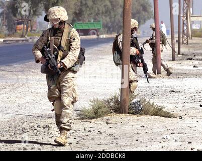 KEIN FILM, KEIN VIDEO, KEIN TV, KEIN DOKUMENTARFILM - Marines of Fox Company, 2. Bataillon, 24. Marines Patrouille Latifiya, Irak, etwa 20 Meilen südlich von Bagdad, am 26. September 2004. Das Gebiet ist als aufständische Festung bekannt. Foto von Kuni Takahahi/Chicago Tribune/KRT/ABACA. Stockfoto