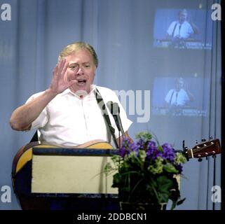 KEIN FILM, KEIN VIDEO, KEIN Fernsehen, KEIN DOKUMENTARFILM - Evangelist Brother Terry Crisco aus Salisbury predigt über sein halbstündiges Programm auf WHKY in Hickory, North Carolina am 14. Juli 2002. Foto von Jeff Willhelm/Charlotte Observer/KRT/ABACA. Stockfoto