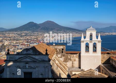 Italien, Kampanien, Neapel, Certosa di San Martino Museum mit Vesuv im Hintergrund Stockfoto