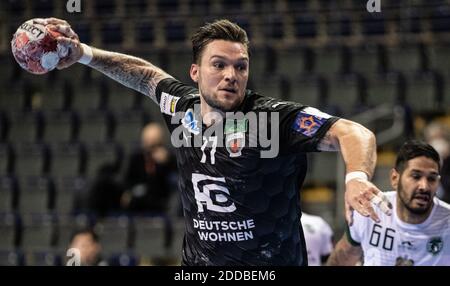 Berlin, Deutschland. November 2020. Handball: EHF Europaliga, Füchse Berlin - Tatran Presov, Hauptrunde, Gruppe B, 4. Spieltag, Max-Schmeling-Halle. Der Berliner Johan Koch wirft den Ball auf das Tor. Quelle: Andreas Gora/dpa/Alamy Live News Stockfoto