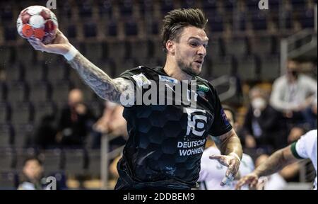 Berlin, Deutschland. November 2020. Handball: EHF Europaliga, Füchse Berlin - Tatran Presov, Hauptrunde, Gruppe B, 4. Spieltag, Max-Schmeling-Halle. Der Berliner Johan Koch wirft den Ball auf das Tor. Quelle: Andreas Gora/dpa/Alamy Live News Stockfoto