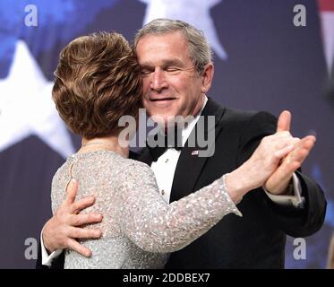 KEIN FILM, KEIN VIDEO, KEIN Fernsehen, KEIN DOKUMENTARFILM - Präsident George W. Bush und First Lady Laura Bush tanzen beim Independence Ball, Teil der Einweihungsfeier in Washington, DC, USA, am 20. Januar 2005. Foto: Chuck Kennedy/US News Story träge/KRT/ABACA. Stockfoto