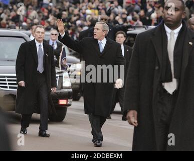 KEIN FILM, KEIN VIDEO, KEIN Fernsehen, KEIN DOKUMENTARFILM - Präsident Bush und First Lady Laura Bush gehen am 20. Januar 2005 die letzten Blöcke der Eröffnungsparade in Washington, DC, USA. Foto: Chuck Kennedy/US News Story träge/KRT/ABACA. Stockfoto