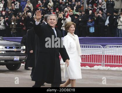 KEIN FILM, KEIN VIDEO, KEIN Fernsehen, KEIN DOKUMENTARFILM - Präsident Bush und First Lady Laura Bush gehen am 20. Januar 2005 die letzten Blöcke der Eröffnungsparade in Washington, DC, USA. Foto: Chuck Kennedy/US News Story träge/KRT/ABACA. Stockfoto