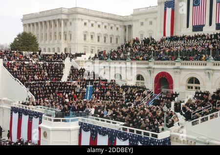 KEIN FILM, KEIN VIDEO, KEIN Fernsehen, KEIN DOKUMENTARFILM - Diginitaries sitzen auf den Stufen des Kapitols für die Vereidigung von George W. Bush für seine zweite Amtszeit als US-Präsident. Washington, DC, USA, am 20. Januar 2005. Foto von George Bridges/US News Story träge/KRT/ABACA. Stockfoto