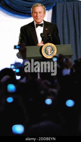 KEIN FILM, KEIN VIDEO, KEIN Fernsehen, KEIN DOKUMENTARFILM - Digitalkameras leuchten, während die Partygänger am 20. Januar 2005 beim Constitution Ball in Washington, DC, USA Bilder von Präsident George W. Bush aufnehmen. Foto von Georges Bridges/US News Story träge/KRT/ABACA. Stockfoto