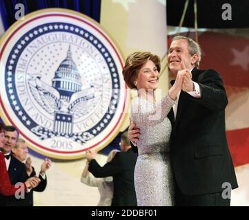 KEIN FILM, KEIN VIDEO, KEIN Fernsehen, KEIN DOKUMENTARFILM - Präsident George W. Bush und First Lady Laura Bush tanzen beim Independence Ball, Teil der Einweihungsfeier in Washington, DC, USA, am 20. Januar 2005. Foto: Chuck Kennedy/US News Story träge/KRT/ABACA. Stockfoto