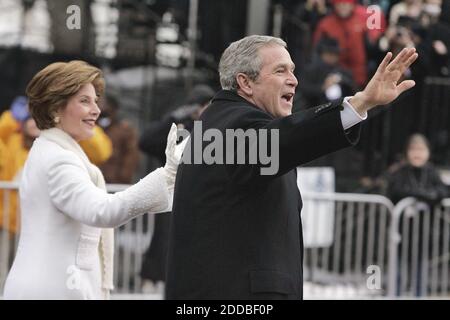 KEIN FILM, KEIN VIDEO, KEIN Fernsehen, KEIN DOKUMENTARFILM - Präsident Bush und First Lady Laura Bush gehen am 20. Januar 2005 die letzten Blöcke der Eröffnungsparade in Washington, DC, USA. Foto: Chuck Kennedy/US News Story träge/KRT/ABACA. Stockfoto
