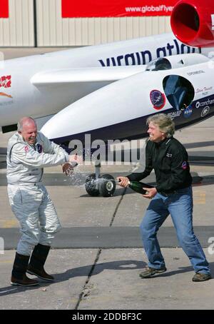 KEIN FILM, KEIN VIDEO, KEIN Fernsehen, KEIN DOKUMENTARFILM - Sir Richard Branson, rechts, alleiniger Sponsor des Virgin Atlantic GlobalFlyer, sprüht Pilot Steve Fossett, links, nachdem Fossett am Donnerstag, 3. März 2005, auf dem städtischen Flughafen Salina landete. Fossett ist die erste Person, die alleine um die Welt fliegt, ohne aufzutanken. Salina, KS, USA. Foto von David Eulitt/Kansas City Star/KRT/ABACA. Stockfoto