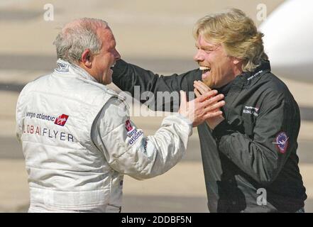 KEIN FILM, KEIN VIDEO, KEIN TV, KEIN DOKUMENTARFILM - Sir Richard Branson, rechts, Sponsor der Virgin Atlantic GlobalFlyer, gratuliert dem Piloten Steve Fossett, der am 3. März 2005 seinen Alleinflug um die Welt ohne Tanken am Salina Municipal Airport beendet hatte. Salina, KS, USA. Foto von David Eulitt/Kansas City Star/KRT/ABACA. Stockfoto