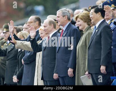 KEIN FILM, KEIN VIDEO, KEIN Fernsehen, KEIN DOKUMENTARFILM - Präsident George W. Bush und Laura Bush stehen mit dem russischen Präsidenten Wladimir Putin und Ludmila Putina, dem französischen Präsidenten Jacques Chirac, ganz links, Und der chinesische Präsident Hu Jintao, rechts, wie viele Staatsoberhäupter eine Parade auf dem Roten Platz in Moskau in Russland beobachten, die an das Ende des Zweiten Weltkriegs am 9. Mai 2005 erinnert. Foto von KRT /TWH/ABACA. Stockfoto