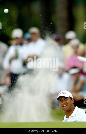 KEIN FILM, KEIN VIDEO, KEIN TV, KEIN DOKUMENTARFILM - Michael Campbell verfolgt den Flug seines Balls aus einem Bunker im 11. Green während der Finalrunde Aktion bei den 2005 U.S. Open am Pinehurst Nr. 2 in Pinehurst, North Carolina, am 19. Juni 2005. Foto von John D. Simmons/Charlotte Observer/KRT/CAMELEON/ABACA Stockfoto