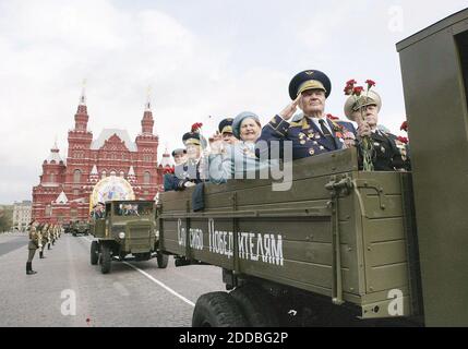 KEIN FILM, KEIN VIDEO, KEIN Fernsehen, KEIN DOKUMENTARFILM - die Veteranen der russischen Armee reiten am 9. Mai 2005 durch den Roten Platz in Moskau, in einer Parade zum Gedenken an das Ende des Zweiten Weltkriegs. Foto von KRT /TWH/ABACA. Stockfoto