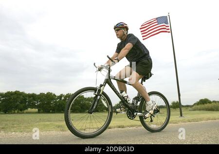 KEIN FILM, KEIN VIDEO, KEIN Fernsehen, KEIN DOKUMENTARFILM - Präsident George W. Bush fährt am Montag, den 27. Juli 2004, auf seiner Ranch in Crawford, Texas, mit dem Fahrrad. Foto von Eric Draper/White House/KRT/ABACA. Stockfoto