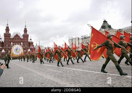KEIN FILM, KEIN VIDEO, KEIN Fernsehen, KEIN DOKUMENTARFILM - russische Soldaten marschieren am 9. Mai 2005 in einer Militärprozession zum 60. Jahrestag des Endes des Zweiten Weltkriegs auf dem Roten Platz in Moskau, Russland. Foto von KRT /TWH/ABACA. Stockfoto