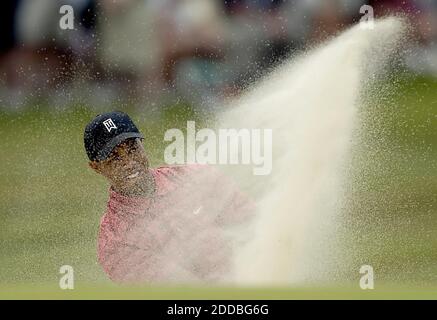 KEIN FILM, KEIN VIDEO, KEIN Fernsehen, KEIN DOKUMENTARFILM - Tiger Woods stürmt während des Spiels in der Finalrunde der 2005 U.S. Open am Pinehurst Nr. 2 in Pinehurst, North Carolina, am 19. Juni 2005 aus einer Sandfalle. Foto von Patrick Schneider/Charlotte Observer/KRT/CAMELEON/ABACA Stockfoto