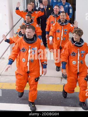 KEIN FILM, KEIN VIDEO, KEIN Fernsehen, KEINE DOKUMENTATION - die Crew des Space Shuttle Discovery geht am Mittwoch, den 13. Juli 2005, zur Startaufstellung. Gezeigt werden Pilot Jim Kelly, vorne links, Kommandant Eileen Collins, vorne rechts; Missionsspezialist Wendy Lawrence, zweite Reihe links; Missionsspezialist Charles Camarda, dritte Reihe links; Missionsspezialist Soichi Noguchi aus Japan, dritte Reihe rechts; Missionsspezialist Andrew Thomas, vierte Reihe links; und Missionsspezialist Stephen Robinson, vierte Reihe rechts. Foto von Red Huber/Orlando Sentinel/KRT/ABACAPRESS.COM. Stockfoto