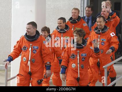 KEIN FILM, KEIN VIDEO, KEIN Fernsehen, KEINE DOKUMENTATION - die Crew des Space Shuttle Discovery geht am Mittwoch, den 13. Juli 2005, zur Startaufstellung. Gezeigt werden Pilot Jim Kelly, vorne links, Kommandant Eileen Collins, vorne rechts; Missionsspezialist Wendy Lawrence, zweite Reihe links; Missionsspezialist Charles Camarda, dritte Reihe links; Missionsspezialist Soichi Noguchi aus Japan, dritte Reihe rechts; Missionsspezialist Andrew Thomas, vierte Reihe links; und Missionsspezialist Stephen Robinson, vierte Reihe rechts. Foto von Red Huber/Orlando Sentinel/KRT/ABACA Stockfoto