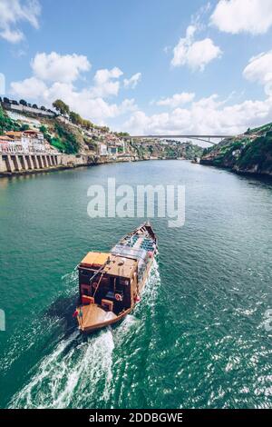 Boot segeln in Douro River gegen Himmel, Porto, Portugal Stockfoto