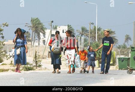 KEIN FILM, KEIN VIDEO, KEIN Fernsehen, KEINE DOKUMENTATION - israelische Aktivisten gegen den Abbindungsplan kommen am Montag, den 25. Juli 2005, in der Siedlung Shirat Hayam Strand an, die auch als Zeltstadt bekannt ist. Der Zustrom von Eifer, Idealistische Demonstranten könnten eine schwierige Herausforderung für Israel darstellen, wenn es nächsten Monat Pläne zur Schließung und zum Abbau aller 21 Siedlungen im besetzten Gazastreifen als Teil des umstrittenen Plans von Premierminister Ariel Sharon zur Verbesserung der Sicherheit seines Landes und zum Abbau der Spannungen mit Palästinensern plant. Foto von Yossi Zamir/ Stockfoto