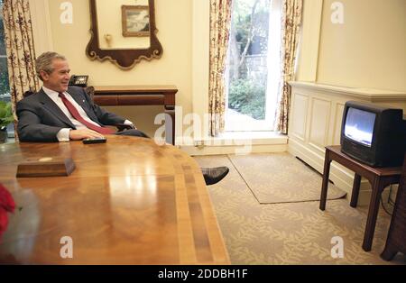 KEIN FILM, KEIN VIDEO, KEIN Fernsehen, KEINE DOKUMENTATION - Präsident George W. Bush sieht den Start des Space Shuttle Discovery im privaten Speisesaal des Oval Office Dienstag, 26. Juli 2005. Washington, DC. Foto von Eric Draper/KRT/ABACAPRESS.COM Stockfoto