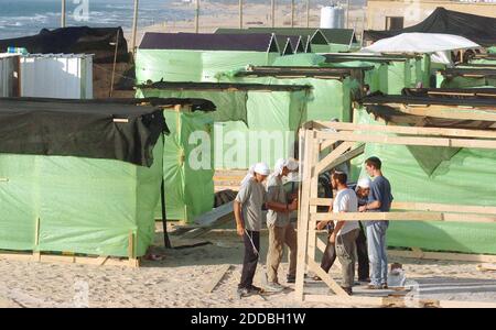 KEIN FILM, KEIN VIDEO, KEIN Fernsehen, KEINE DOKUMENTATION - israelische Siedler arbeiten am Montag, dem 25. Juli 2005, an neuen Zelten in der Siedlung Shirat Hayam am Strand, die auch als Zeltstadt bekannt ist. In den letzten sechs Monaten sind bis zu 2,000 Sympathisanten als Verstärkung für die 8,500 Siedler angekommen, die mit der drohenden Aussicht konfrontiert sind, von israelischen Soldaten aus ihren Häusern gezwungen zu werden. Foto von Nati Shohat/ Flash 90/KRT/ABACAPRESS.COM Stockfoto