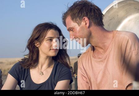 KEIN FILM, KEIN VIDEO, KEIN Fernsehen, KEIN DOKUMENTARFILM - die Darstellerinnen Ralph Fiennes und Rachel Weisz während der Dreharbeiten zu Fernando Meirelles' Film "der konstante Gärtner", basierend auf dem John le Carre Roman, 2005. Foto von Jaap Buitendijk/Focus Features/KRT/ABACAPRESS.COM Stockfoto