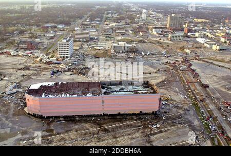 KEIN FILM, KEIN VIDEO, KEIN Fernsehen, KEINE DOKUMENTATION - nach dem Hurrikan Katrina kam die Copa Casino Barge auf einem Parkplatz in der Nähe der US 90 östlich der US 49 in der Innenstadt von Gulfport, Mississippi, 30. August 2005 zur Ruhe. Foto von David Purdy/Biloxi Sun Herald/KRT/ABACAPRESS.COM Stockfoto